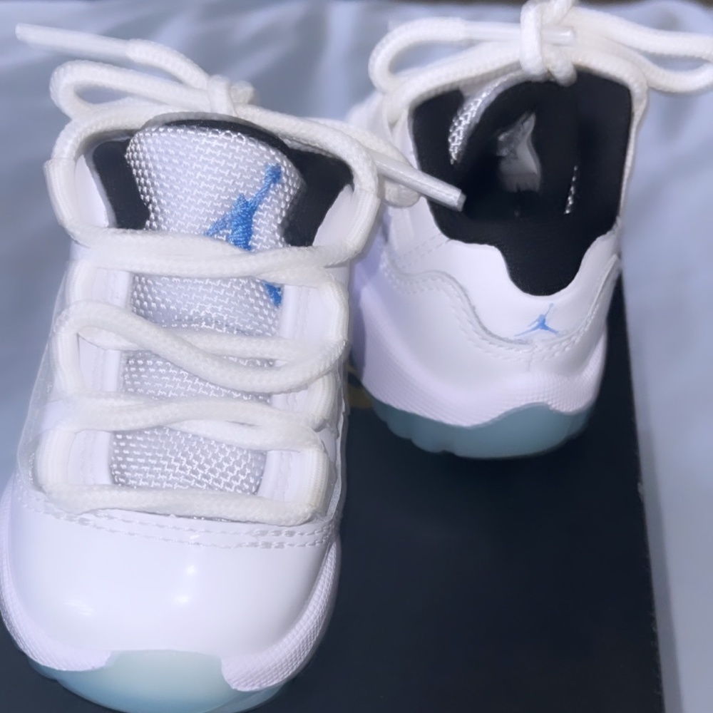AIR JORDAN 11 LOW TD "Legend Blue"
